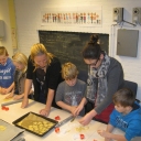 Samen met onze maatjesklas groep 8 hebben we vandaag koekjes gebakken.<br />We konden niet allemaal tegelijk dus werd er in de klas gekleurd aan de placemat.<br />We hebben er erg van genoten!