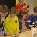 Samen met onze maatjesklas groep 8 hebben we vandaag koekjes gebakken.<br />We konden niet allemaal tegelijk dus werd er in de klas gekleurd aan de placemat.<br />We hebben er erg van genoten!