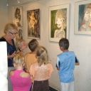 Bezoek aan een tentoonstelling in de Triangel. Mooie beelden en vrolijke schilderijen. Er is super goed gekeken, geluisterd en gehakt!!!