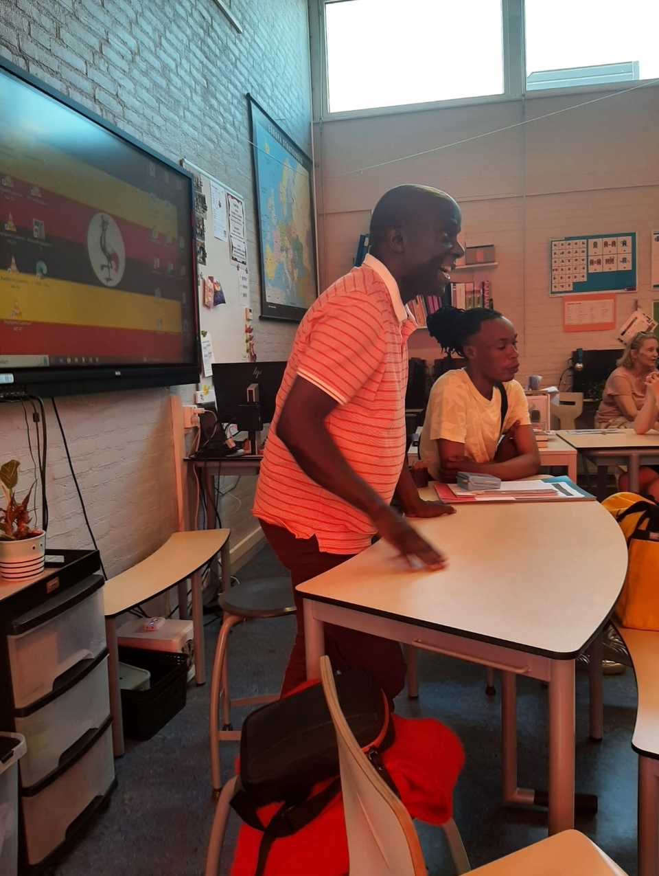 Wij hadden vandaag zeer bijzondere gasten. Francis en Michael waren samen met #CarolinevanDuuren van #StichtingMiaNederland naar 't Padland gekomen om meer te vertellen over hun Stichting en school in Oeganda. We, leerlingen en leerkrachten van groep 7, hebben heel veel gehoord over de school en het leven in Oeganda.  De leerlingen waren muisstil en konden alles heel goed volgen. Ook werden er vragen, keurig netjes,  in het Engels gesteld. Na de presentatie in de klas hebben we met de hele school gedanst op het schoolplein. Hoe bijzonder en bijzonder leerzaam en leuk was dit. Lieve gasten,  dank voor jullie komst,  we weten zeker dat jullie een enorme indruk hebben achtergelaten.